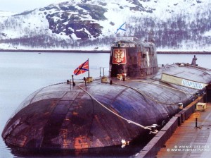 Fonte immagine: http://02varvara.wordpress.com/2010/07/25/the-city-of-kursk-paid-its-respects-to-the-dead-of-the-submarine-%E2%80%9Ckursk%E2%80%9D-on-navy-day/01-k141-kursk-02/